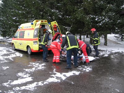 Prenašanje obolelega na nosila.