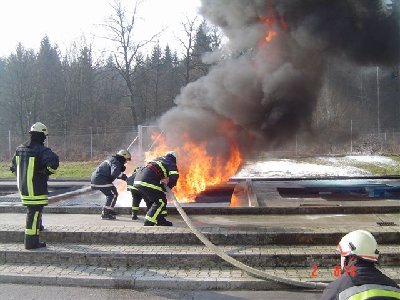 Gašenje naftnih derivatov z razpršenim curkom.