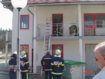 Požarna hiša, notranji napad ( vstop v objekt, gibanje po prostoru, preiskava prostorov.......)