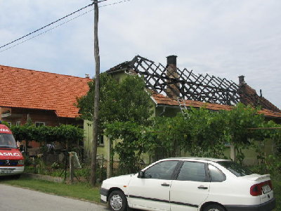 Stanovanjska hiša ki je pogorela. Zadaj sta dve gospodarski poslopji, ki sta pogoreli.