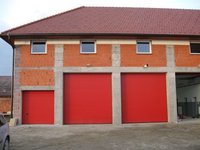 Na garažah so štiri vrata za vozila.<br />Vsa so na motorni pogon.