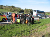 službe in kolegi skupaj pomagajo motoristu