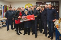 Srečanje z družino in podaritev čeka v vrednosti 2000 eur. [Ognjeni fantje 2014]