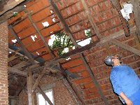 prerešetana streha, potrgana elektrika...