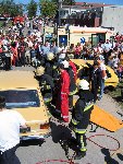 Prikaz reševanja v prometu, pa je folk zaradi helikopterja skoraj v rešilca zlezu.