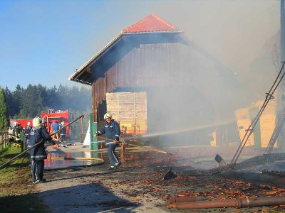 Skrajno desno je gospodarsko poslopje, levo pa bližnji objekt. Tu se najlažje vidi medsebojna oddaljenost (oziroma bližina) objektov. Slika je posneta iz smeri zahoda.