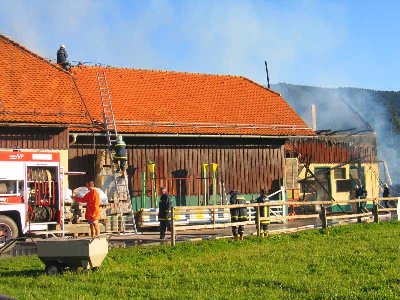 V ospredju bližnji objekt, ki se je varoval, v ozadju pogorišče.
<br />Slika je posneta iz severne strani.