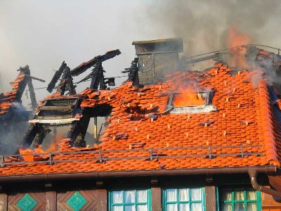 Goreča streha apartmajskega dela.
<br />Slikano iz smeri zahoda.