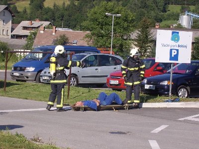 Gasilca reševalca in ponesrecenec.jpg