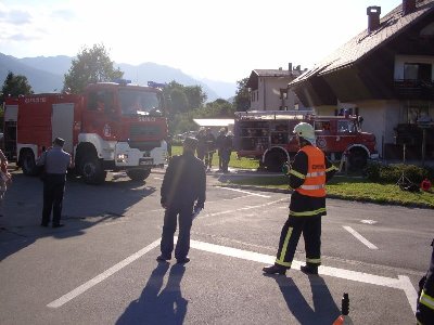 V ozadju se PGD Cešnjica opremlja za notranji napad..jpg