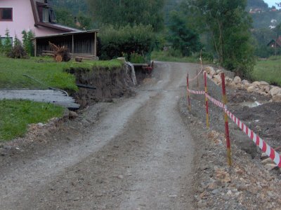 Cesta ki je delno sanirana globina je bila kar 7 metrov
