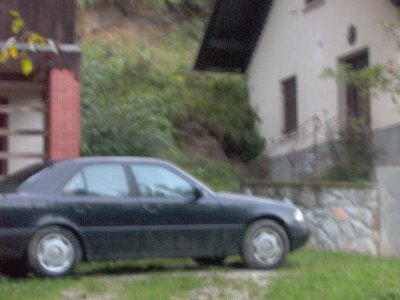 Plaz ki se naslonil ob hišo