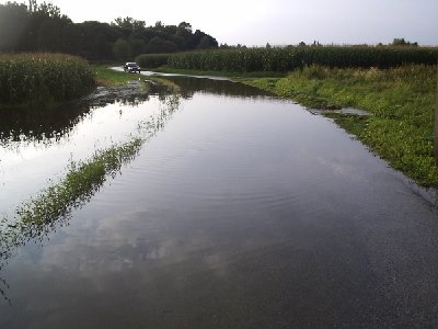 lokalna cesta pred naseljem Kot je bila prav tako preplavljena