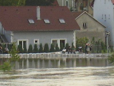 razlika med gladino reke in višino stavbe je očitna (fotografirano z mostu)
