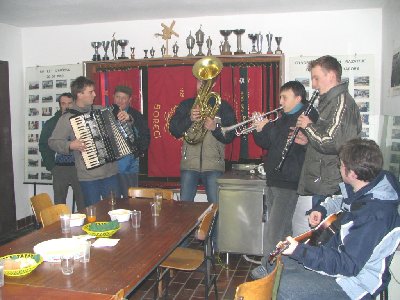 gasilci - operativci znajo (skoraj) vse, veselje ob novi pridobitvi pa jim je dalo dela..:)