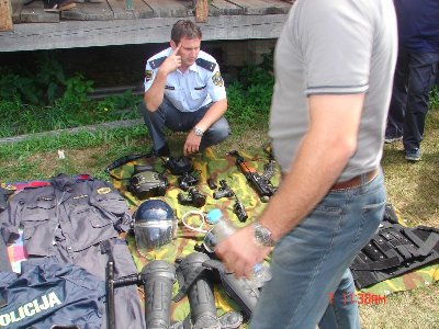 Policisti predstavljajo.