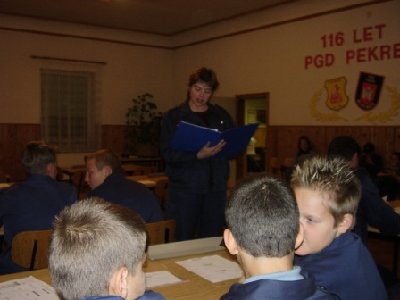 VODJA POSTAVLJA UPRAŠANJA