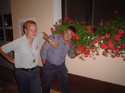 KAKO IZGLEDA ,, BITI MED ROŽICAMI,,,