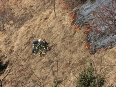 Mogoče naklon terena ni toliko viden iz slike, se pa lepo vidi držo gasilca, ki se prijemata za travo...