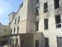 Južna stran, kjer se lepo vidi prehod v pisarne kjer smo uspeti zadržati ogenj z notranjimi napadi