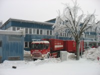 velik agregat pripravljajo za priklop na trafo postajo pri zdravstvenem domu