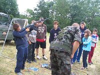 vojak predstavlja svojo opremo...