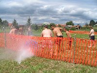 ko se zagozdi v ograjo, je še bolj mokro...:)