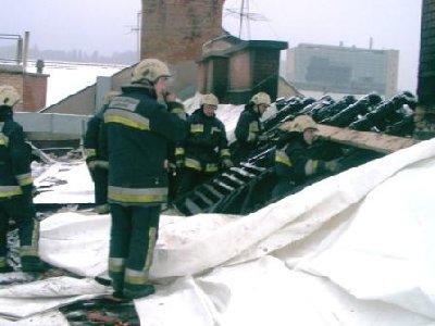 clani 2. izmene GBL prekrivajo streho z ponjavami in utrjujejo-stabilizirajo konstrukcijo z lesenimi plohi