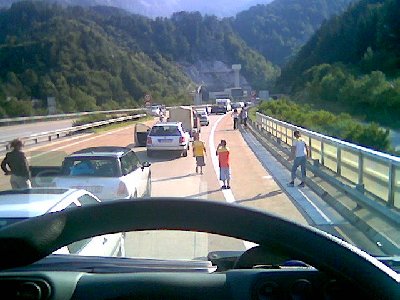 kolona pred predorom