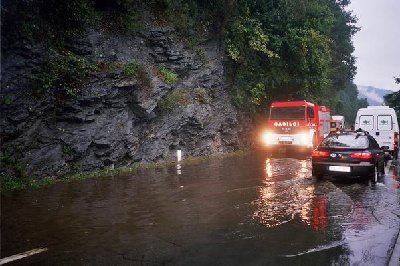 poplavljena cesta.jpg