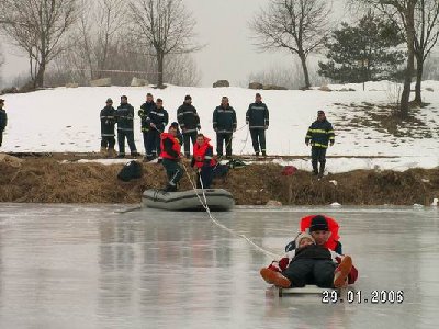 3. težo po ledu razporedimo na različne načine.jpg