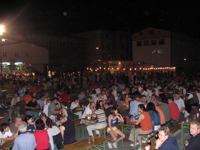 pogled na obiskovalce, v levem delu se vidi srečelov, v osrednjem delu pa šank